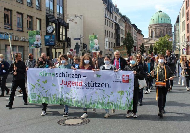 Mitarbeitende und Mädchen aus dem JHZ Schnaittach beim Klimastreik