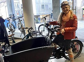 Leitung Beate Dittrich freut sich über Lastenfahrrad