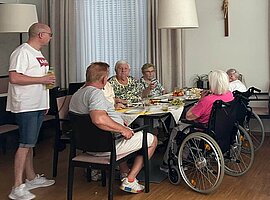 Kühle Getränke für alle in der Cafeteria