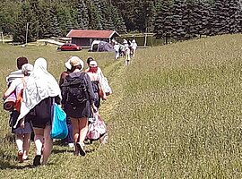 Mütter auf dem Weg zum Badesee