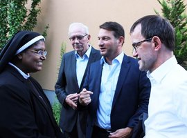 Caritasdirektor Schwarz im Gespräch mit Diözesancaritasdirektor Endres, Vorsitzenden Wacker und einer Superiorin