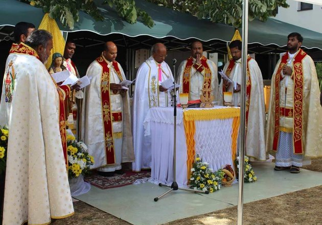 Indische Priester beim Gottesdienst