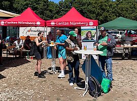 Gäste vor den Verpflegungsstationen