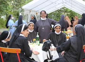 Ordensfrauen beim Festessen im Garten