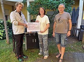 "Stöberladen" übergibt Spendenscheck