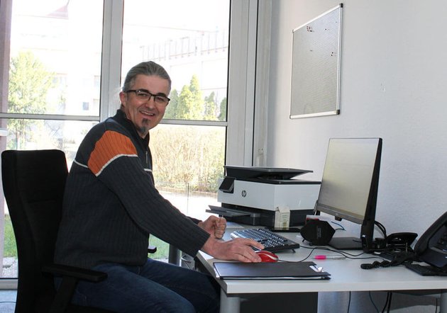 Stellenleiter Bernhard Gradner im neuen Büro