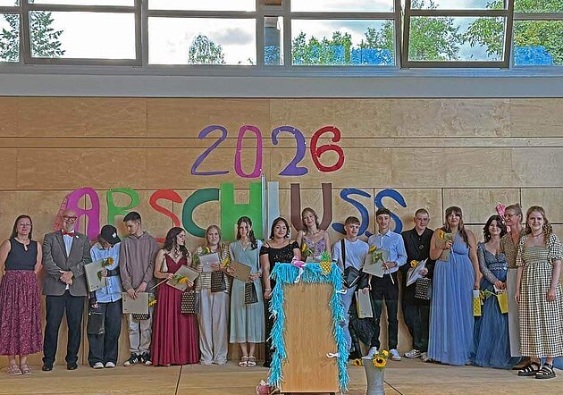 Gruppenbild der Abschlussklasse mit Lehrern