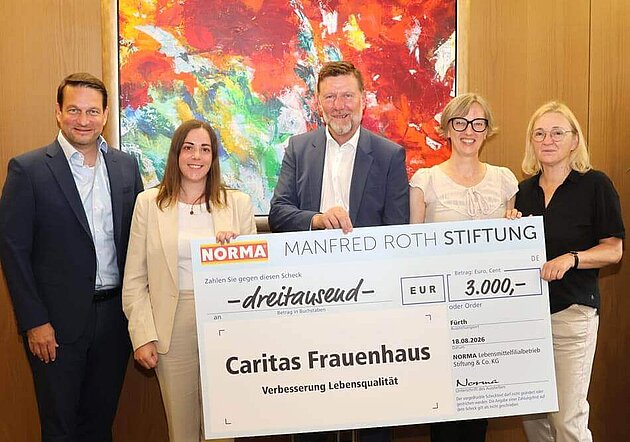Übergabe Scheck der Manfred-Roth-Stiftung