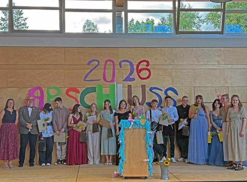 Gruppenbild der Abschlussklasse mit Lehrern