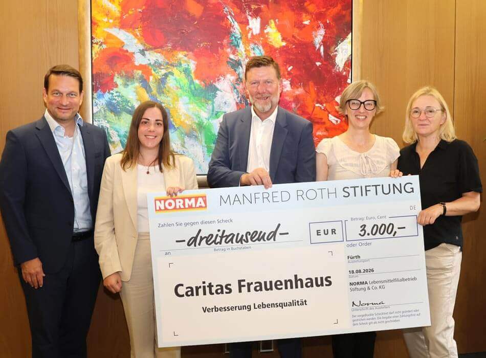 Übergabe Scheck der Manfred-Roth-Stiftung