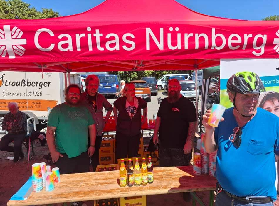 Team Domus bewirtet am Getränkestand